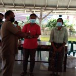 Pemdes Desa Nageri Bagikan Ratusan Handsanitizer Pemdes Nageri Bagikan Masker dan Hand Sanitizer Kepada Warga