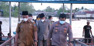 Wakil Bupati Didampingi Sekda Tanjung Jabung Barat Tinjau ke Lokasi Terjadinya Bencana Alam Tanah Longsor di Kecamatan Kuala Betara Wakil Bupati Didampingi Sekda Tanjung Jabung Barat Tinjau ke Lokasi Terjadinya Bencana Alam Tanah Longsor di Kecamatan Kuala Betara