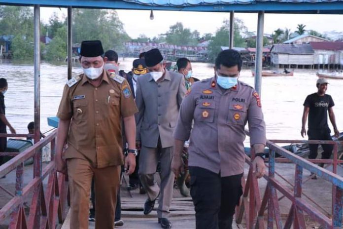 Wakil Bupati Didampingi Sekda Tanjung Jabung Barat Tinjau ke Lokasi Terjadinya Bencana Alam Tanah Longsor di Kecamatan Kuala Betara Wakil Bupati Didampingi Sekda Tanjung Jabung Barat Tinjau ke Lokasi Terjadinya Bencana Alam Tanah Longsor di Kecamatan Kuala Betara