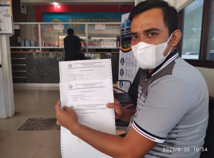 Hazizon memperlihatkan Bukti Dokumen Perubahan Pencatatan Di Kantor BPN Kabupaten Bintan