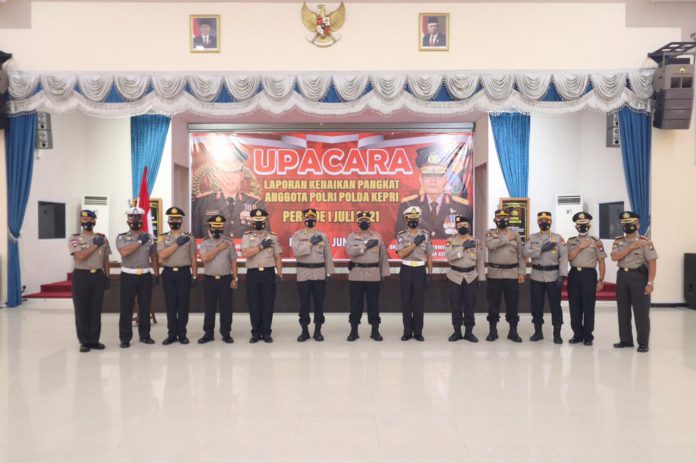 Wakil Kepala Kepolisian Daerah Kepulauan Riau, Brigjen Pol Drs. Darmawan, M. Humemimpin langsung jalannya Upacara Laporan Kenaikan Pangkat Anggota Polri Polda Kepri dan Jajaran Periode 1 Juli 2021 bertempat di Graha Lancang Kuning Polda Kepri Wakil Kepala Kepolisian Daerah Kepulauan Riau, Brigjen Pol Drs. Darmawan, M. Humemimpin langsung jalannya Upacara Laporan Kenaikan Pangkat Anggota Polri Polda Kepri dan Jajaran Periode 1 Juli 2021 bertempat di Graha Lancang Kuning Polda Kepri