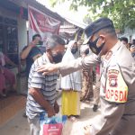 Kapolda Kepri Bagikan Sembako Secara Door to Door kepada Masyarakat Terdampak PPKM Darurat