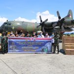 Panglima TNI Serahkan Alkes dan Tabung Oksigen kepada Masyarakat Papua