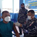 TNI AL Ranai Bantu Pelaksanaan Vaksin COVID-19 di Pulau Terpencil yang Tak Terjangkau