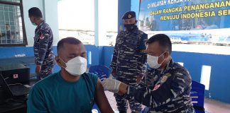 TNI AL Ranai Bantu Pelaksanaan Vaksin COVID-19 di Pulau Terpencil yang Tak Terjangkau