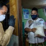Tadi Malam Presiden Jokowi Bagikan Paket Obat dan Sembako kepada Warga