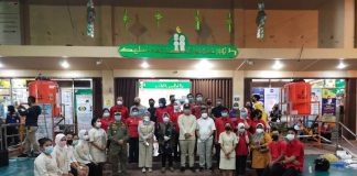 Wali Kota Rahma Melakukan Kerumunan Foto Bersama Dengan Karyawan Swalayan Tidak Patuhi Prokes Wali Kota Rahma Melakukan Kerumunan Foto Bersama Dengan Karyawan Swalayan Tidak Patuhi Prokes