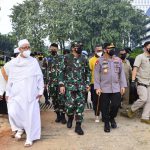 Ditarget 4.500 Orang, TNI-Polri Gelar Vaksinasi Massal Bareng Rabithah Alawiyah di Cibis Park Panglima TNI Marsekal TNI Hadi Tjahjanto bersama Kapolri Jenderal Listyo Sigit Prabowo meninjau lokasi vaksinasi massal di Cibis Park Jalan TB Simatupang, Jakarta Salatan