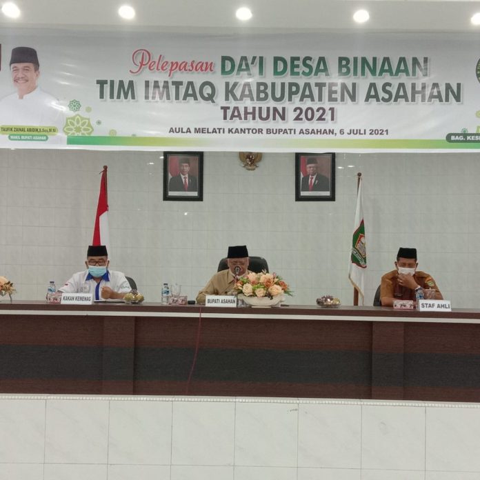 Bupati Asahan H. Surya, BSc melepas Da'i Desa Binaan Tim Imtaq Kabupaten Asahan Tahun 2021 di Aula Melati Kantor Bupati Asahan, Selasa (06/07/2021) Bupati Asahan H. Surya, BSc melepas Da'i Desa Binaan Tim Imtaq Kabupaten Asahan Tahun 2021 di Aula Melati Kantor Bupati Asahan, Selasa (06/07/2021)