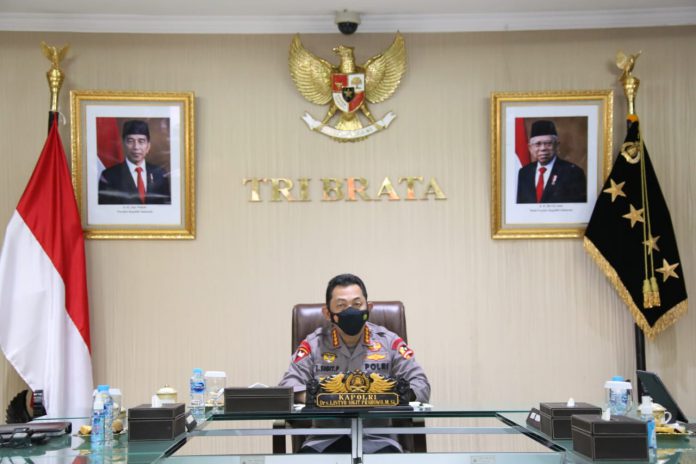 Kapolri Listyo Sigit saat memberikan pengarahan kepada 700 Capaja TNI-Polri secara virtual di Mabes Polri, Jakarta Selatan