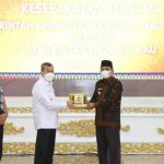 Penandatanganan Kesepakatan Antara Kerja Sama Pemerintah Kabupaten Tanjung Jabung Barat dan Provinsi Riau di Balai Serindit Gedung Daerah Pekanbaru Penandatanganan Kesepakatan Antara Kerja Sama Pemerintah Kabupaten Tanjung Jabung Barat dan Provinsi Riau di Balai Serindit Gedung Daerah Pekanbaru