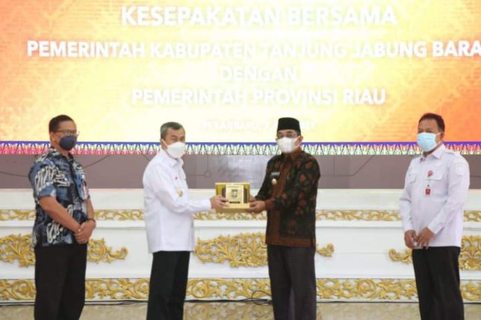 Penandatanganan Kesepakatan Antara Kerja Sama Pemerintah Kabupaten Tanjung Jabung Barat dan Provinsi Riau di Balai Serindit Gedung Daerah Pekanbaru