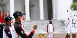 Presiden Jokowi Lepas Kontingen Indonesia ke Olimpiade Tokyo Presiden Joko Widodo secara resmi melepas kontingen Indonesia yang akan berlaga di ajang Olimpiade Tokyo tahun 2021 di halaman Istana Merdeka, Jakarta pada Kamis (8/7/2021).