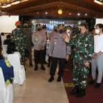 Panglima TNI dan Kapolri Tinjau Serbuan Vaksinasi di Solo Panglima TNI Marsekal Hadi Tjahjanto bersama Kapolri Jenderal Polisi Listyo Sigit Prabowo meninjau serbuan vaksinasi di Solo, Jawa Tengah