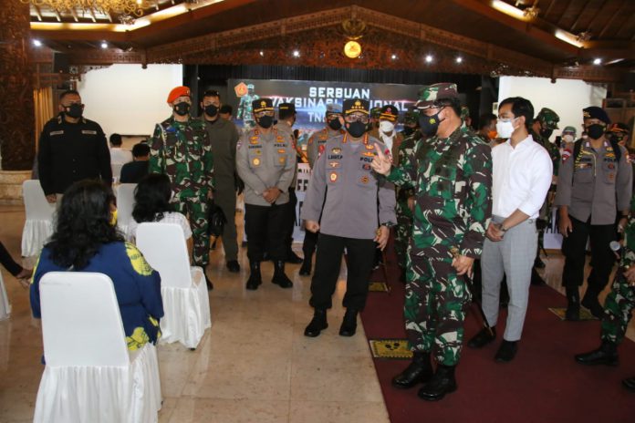 Panglima TNI Marsekal Hadi Tjahjanto bersama Kapolri Jenderal Polisi Listyo Sigit Prabowo meninjau serbuan vaksinasi di Solo, Jawa Tengah Panglima TNI Marsekal Hadi Tjahjanto bersama Kapolri Jenderal Polisi Listyo Sigit Prabowo meninjau serbuan vaksinasi di Solo, Jawa Tengah