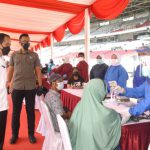 Saiful Anam: Vaksin Berbayar akan Coreng Citra Jokowi Presiden Jokowi saat meninjau vaksinasi massal bagi masyarakat