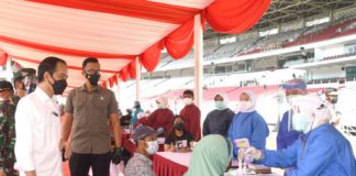 Saiful Anam: Vaksin Berbayar akan Coreng Citra Jokowi Presiden Jokowi saat meninjau vaksinasi massal bagi masyarakat