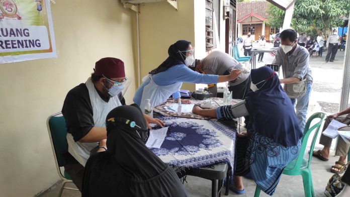 ebanyak 150 orang menjalani vaksinasi gratis di Polsek Mlati, Sleman, Yogyakarta Kamis, 15 Juli 2021. ebanyak 150 orang menjalani vaksinasi gratis di Polsek Mlati, Sleman, Yogyakarta Kamis, 15 Juli 2021.
