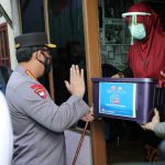 Kapolri Instruksikan Jajarannya Percepat Distribusi Bansos PPKM Darurat ke Warga Panglima TNI Marsekal Hadi Tjahjanto dan Kapolri Jenderal Listyo Sigit Prabowo melakukan peninjauan ke Posko PPKM Mikro di Kantor Kelurahan Turangga, Lengkong, Bandung, Jawa Barat, Jumat (16/7/2021).