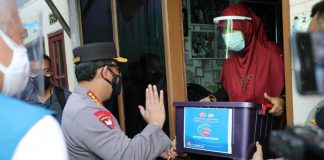 Kapolri Instruksikan Jajarannya Percepat Distribusi Bansos PPKM Darurat ke Warga Panglima TNI Marsekal Hadi Tjahjanto dan Kapolri Jenderal Listyo Sigit Prabowo melakukan peninjauan ke Posko PPKM Mikro di Kantor Kelurahan Turangga, Lengkong, Bandung, Jawa Barat, Jumat (16/7/2021).