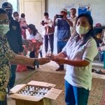 Pemdes Desa Sibolangit Kecamatan Merek Bagikan Ratusan Handsanitizer Tampak Kepala Desa Sibolangit membagikan hand sanitizer kepada warga sibolangit