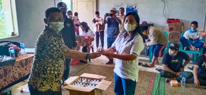 Tampak Kepala Desa Sibolangit membagikan hand sanitizer kepada warga sibolangit