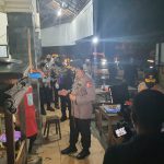 Kapolri Blusukan di Solo Bagi-bagi Sembako ke Warga dan Pedagang Angkringan Kapolri Jenderal Listyo Sigit Prabowo berkeliling Kota Solo, Jawa Tengah, Jumat malam (16/7/2021).