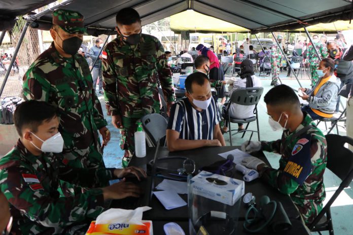 Denkesyah Korem 172/PWY dan Lantamal X Jayapura, Polda Papua, dan Dinkes Kota Jayapura menggelar serbuan vaksin di Lapangan Bucen III Waena, Sabtu (17/7/2021) Denkesyah Korem 172/PWY dan Lantamal X Jayapura, Polda Papua, dan Dinkes Kota Jayapura menggelar serbuan vaksin di Lapangan Bucen III Waena, Sabtu (17/7/2021)