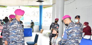 Wadan Pasmar 3 Tinjau Serbuan Vaksinasi TNI AL Kepada Masyarakat Maritim di Pelabuhan Kota Sorong Wadan Pasmar 3 Tinjau Serbuan Vaksinasi TNI AL Kepada Masyarakat Maritim di Pelabuhan Kota Sorong