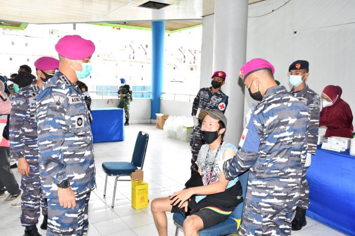 Wadan Pasmar 3 Tinjau Serbuan Vaksinasi TNI AL Kepada Masyarakat Maritim di Pelabuhan Kota Sorong