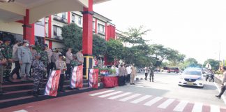 2,5 Ton Beras Dibagikan Polda Kepri Untuk Warg Terdampak PPKM Darurat Polda Kepri bagikan 2,5 ton beras kepada masyarakat yang terdampak pelaksanaan PPKM darurat