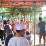 Qurban Mengajarkan Keikhlasan Beramal Setiap Muslim Di Masjid Al Hidayah, Cipelang, Bogor tempat pemotongan hewan Qurban ada 10 ekor kambing yang dipotong.