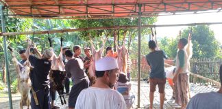 Qurban Mengajarkan Keikhlasan Beramal Setiap Muslim Di Masjid Al Hidayah, Cipelang, Bogor tempat pemotongan hewan Qurban ada 10 ekor kambing yang dipotong.