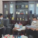 Gubernur Ansar Minta Bupati dan Wali Kota Bantu BKKBN Data Keluarga Gubernur Ansar Ahmad menerima kunjungan Direktur Ketahanan Remaja BKKBN, dr. Victor Palimbong dan Kepala Perwakilan BKKBN Kepri, Mediheryanto, SH. MH terkait penyampaian Laporan Update Pendataan Keluarga di Provinsi Kepri, di Graha Kepri Batam, Jumat (30/4).