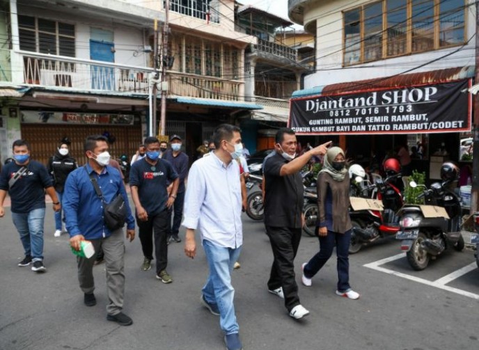 Gubernur Kepri H. Ansar Ahmad melakukan blusukan dengan berjalan kaki bersama beberapa anggota DPRD dan kepala OPD di sepanjang Kota Lama Tanjungpinang, Sabtu (3/4). Gubernur Kepri H. Ansar Ahmad melakukan blusukan dengan berjalan kaki bersama beberapa anggota DPRD dan kepala OPD di sepanjang Kota Lama Tanjungpinang, Sabtu (3/4).