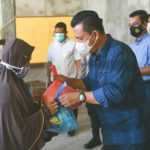 Gubernur Ansar: Rawat Kebersamaan dan Persaudaraan Gubernur Ansar pada acara Penyerahan Sembako Kepada Masyarakat Kurang Mampu bersama Persatuan Umat Buddha Indonesia Kepri di Vihara Bahtra Sasana Tanjungpinang, Ahad (2/5).