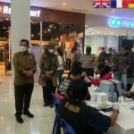 Akhir Juni Kepri Targetkan 50 Sudah Divaksin Gubernur Ansar saat meninjau vaksinasi pelaku pariwisata yang digelar DPD Asosiasi Pariwisata Nasional (Asparnas) Kepulauan Riau di TCC Mall Tanjungpinang, Sabtu (29/5).