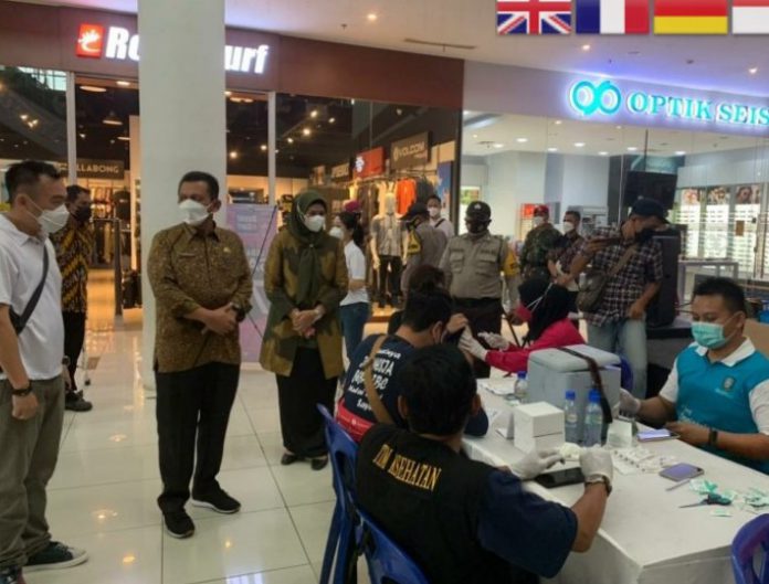 Gubernur Ansar saat meninjau vaksinasi pelaku pariwisata yang digelar DPD Asosiasi Pariwisata Nasional (Asparnas) Kepulauan Riau di TCC Mall Tanjungpinang, Sabtu (29/5). Gubernur Ansar saat meninjau vaksinasi pelaku pariwisata yang digelar DPD Asosiasi Pariwisata Nasional (Asparnas) Kepulauan Riau di TCC Mall Tanjungpinang, Sabtu (29/5).
