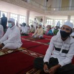 Bupati Tanjab Barat Beserta Keluarga Melaksanakan Sholat Idul Adha Sholat Idul Adha 1442 H di Masjid Syaikh Utsman Tungkal, Selasa (20/07/21).
