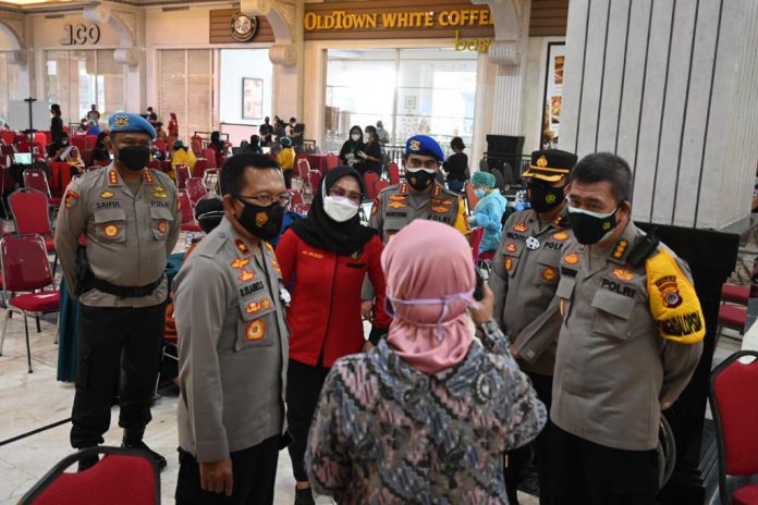 Wakapolda DIY Brigjend R Slamet Santoso saat meninjau vaksinasi tahap ke II di salah satu mall Sabtu 24 Juli 2021 Wakapolda DIY Brigjend R Slamet Santoso saat meninjau vaksinasi tahap ke II di salah satu mall Sabtu 24 Juli 2021