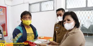 Penyerahan Bantuan Beras PPKM 2021 Oleh Bupati dan Wakil Bupati Karo Penyerahan Bantuan PPKM Oleh Bupati Dan Wakil Bupati Karo