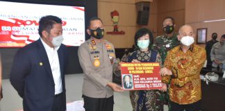 Pengusaha Asal Aceh Beri Hibah 2 Triliun ke Polda Sumsel untuk Penanganan Covid-19 Polda Sumsel mendapat bantuan dana penanggulangan covid-19 sebesar Rp.2 Triliun.