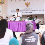 Rudi Salurkan Bantuan Beras PPKM di Batuaji dan Nongsa Wali Kota Batam, Muhammad Rudi saat di Batuaji, Batam