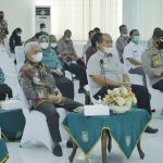 Pemkab Asahan Raih Penghargaan KLA dari Kementerian PPPA Tahun 2021 Bupati Asahan H Surya BSc (kiri) dan Wakil Bupati Taufik Zainal Abidin Siregar (tengah) serta Kapolres Asahan AKBP Putu Yudha Prawira (kanan) saat mengikuti kegiatan Penyerahan Penghargaan KLA Tahun 2021 dari Kementerian PPPA RI secara virtual.