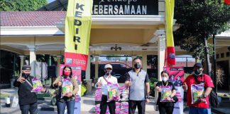 Jalin Silaturahmi, Kapolres Kediri Secara Simbolis Pembagian Bansos Bersama Insan Pers Bansos Polres Kab Kediri bersama insan pers