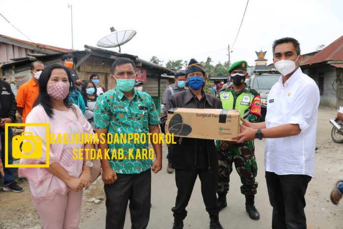 Penyerahan bantuan PPKM beras oleh Wakil Bupati Karo