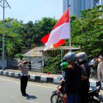 Sembari Bagikan Bendera Merah Putih, Para Pengendara Diminta Berhenti Saat Detik-detik Proklamasi Pengendara diminta berhenti saat detik-detik proklamasi