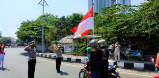 Sembari Bagikan Bendera Merah Putih, Para Pengendara Diminta Berhenti Saat Detik-detik Proklamasi Pengendara diminta berhenti saat detik-detik proklamasi