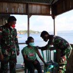 Babinpotdirga Beserta Nakes Lanud Silas Papare Laksanakan Serbuan Vaksinasi Door To Door