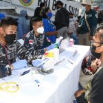 Antusias Warga Jayapura Laksanakan Vaksin di Dekat Kapal Legendaris TNI AL